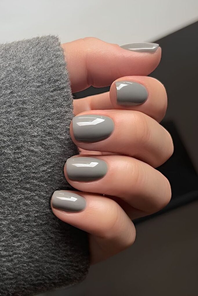 warm-greige-nail-color-minimalist-neutral-aesthetic