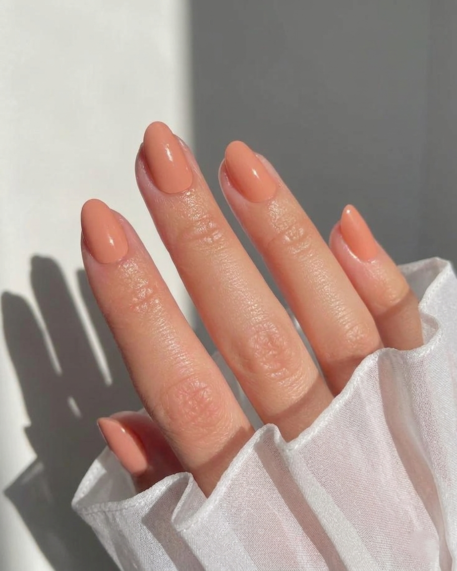 Soft apricot summer nails with a warm peachy finish, feminine summer nails for quiet luxury.
