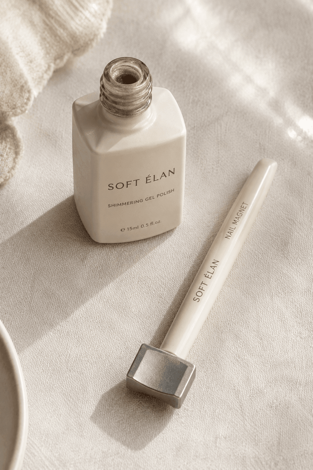 Concave magnet tool used for a soft cat eye manicure technique