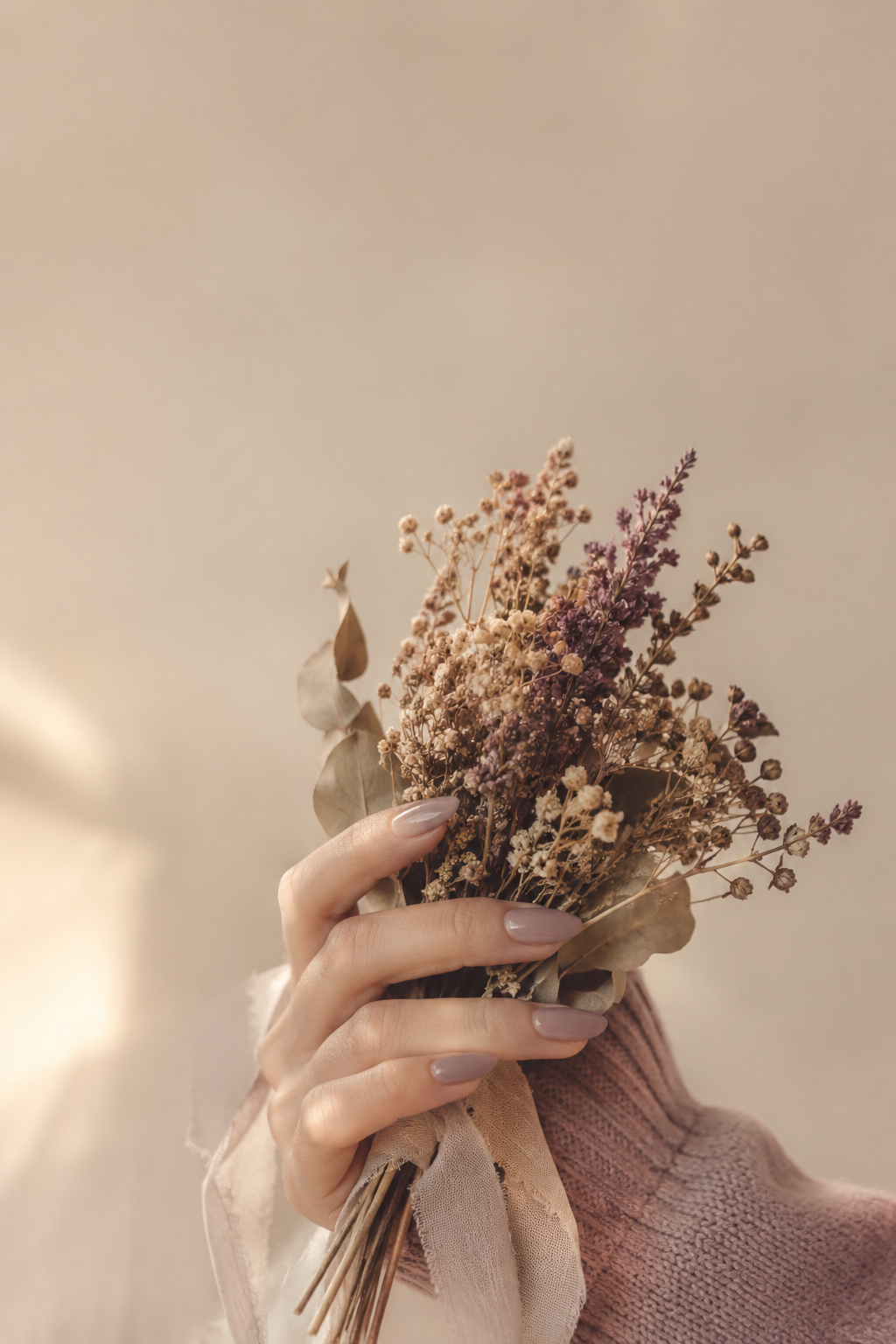 Milky mauve nails fall manicure inspiration with dried florals